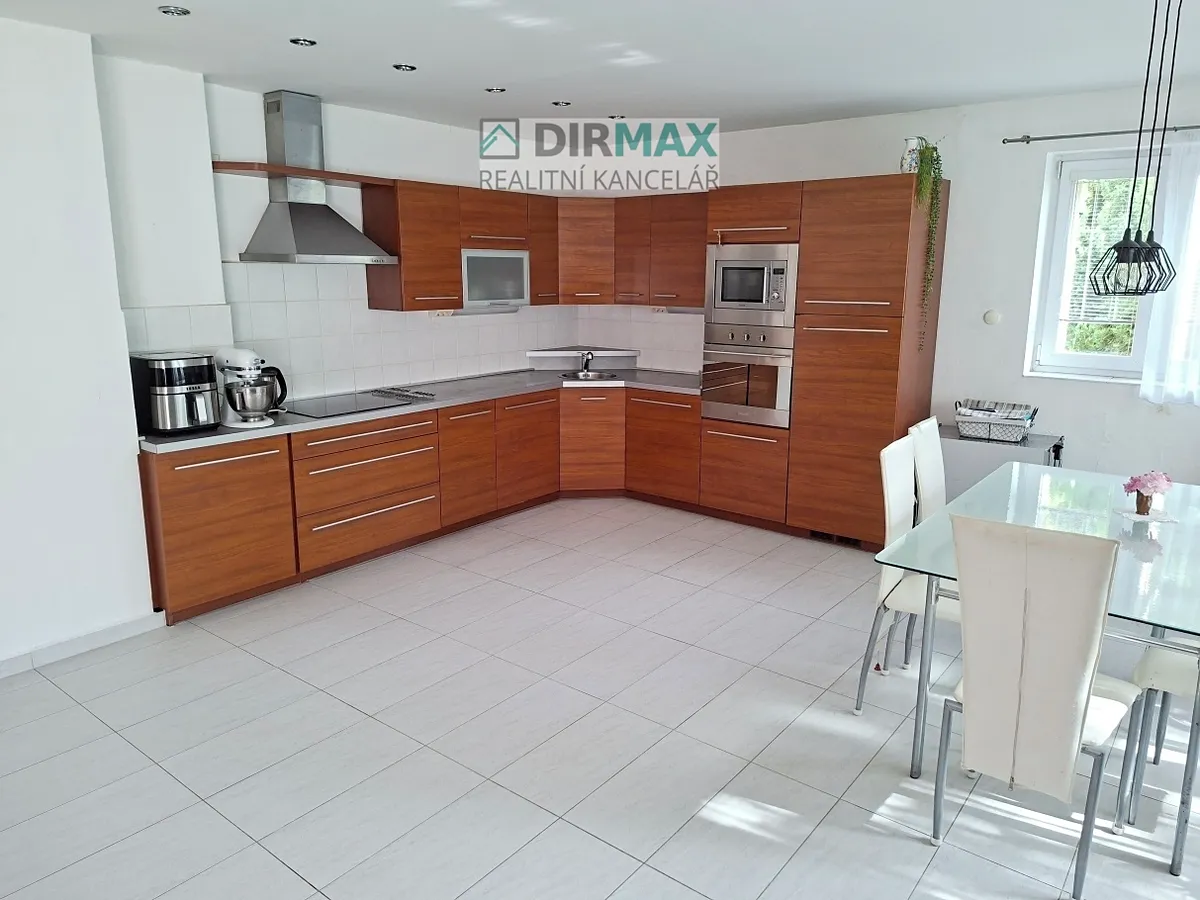 Prodej rodinného domu 270 m², pozemek 1958 m²